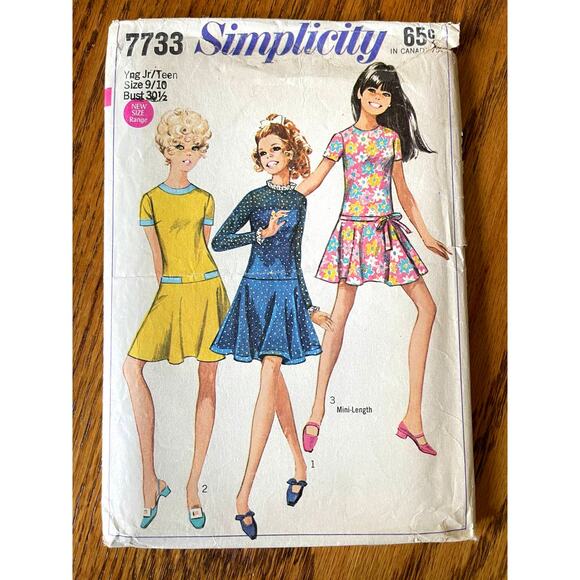 UNCUT Vintage 1960s Simplicity 7733 Sewing Pattern Size XXS Dress 2 Lengths - Picture 1 of 2